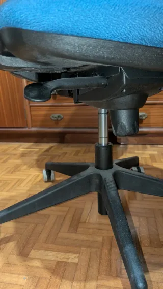 Silla de oficina azul y negra