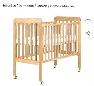 Cuna infantil de madera con ruedas