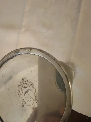 Vasetto in peltro con piatto decorato