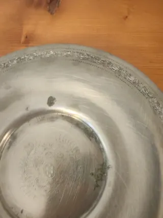Vasetto in peltro con piatto decorato