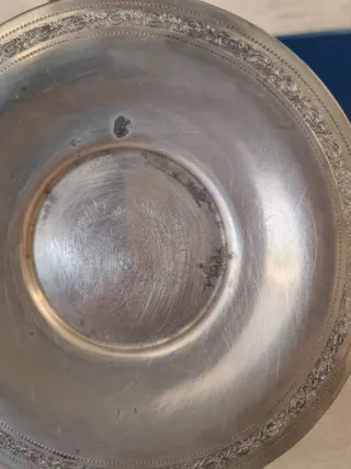 Vasetto in peltro con piatto decorato