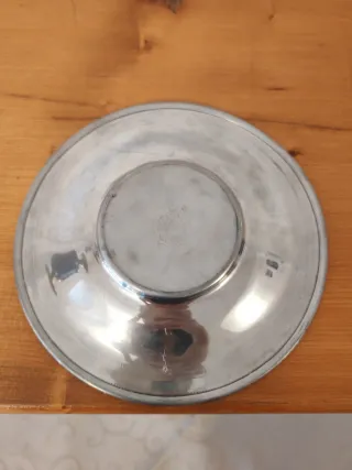 Vasetto in peltro con piatto decorato
