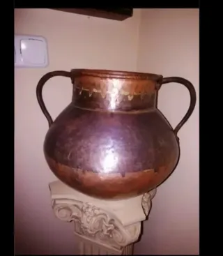 Antico vaso in rame, ottone e ferro battuto