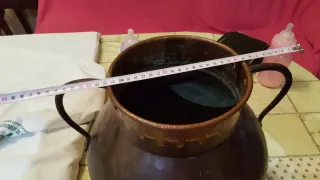 Antico vaso in rame, ottone e ferro battuto