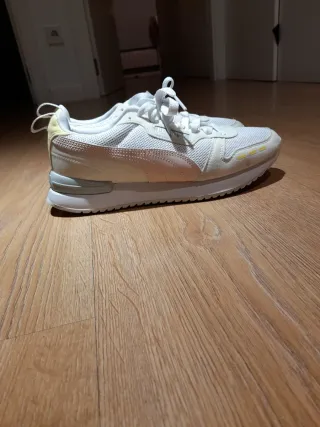 Zapatillas Puma Blancas y Amarillas