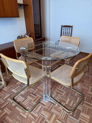 Mesa cristal y metacrilato con 4 sillas vintage