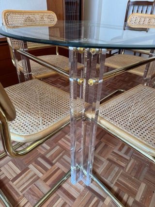 Mesa cristal y metacrilato con 4 sillas vintage