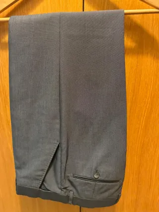 Traje gris talla L, vendo chaqueta y pantalón.