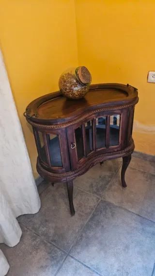 Mesa auxiliar vintage de madera y cristal