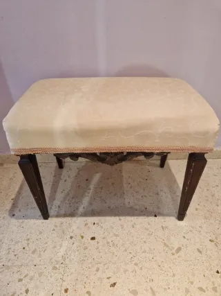 Butaca dormitorio beige tapizada