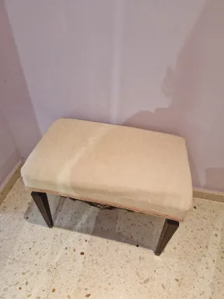 Butaca dormitorio beige tapizada