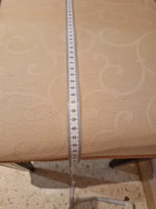 Butaca dormitorio beige tapizada