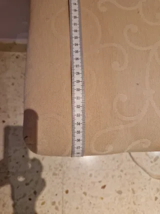 Butaca dormitorio beige tapizada