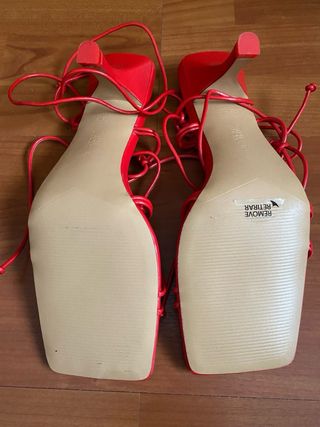 Sandalias tacón rojas Zara