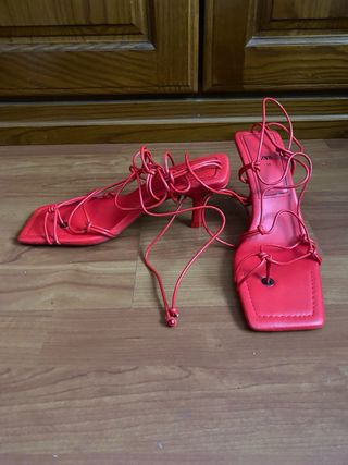 Sandalias tacón rojas Zara