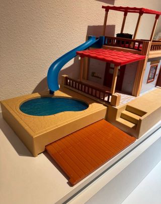 Casa de muñecos con piscina y tobogán