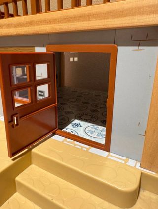 Casa de muñecos con piscina y tobogán