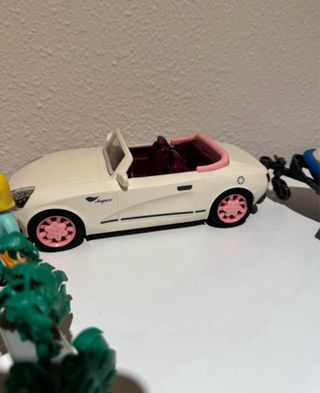 Casa de muñecos con piscina y tobogán