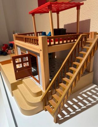 Casa de muñecos con piscina y tobogán