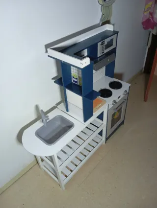 Cocina de juguete azul con accesorios