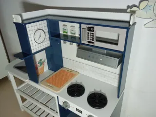 Cocina de juguete azul con accesorios