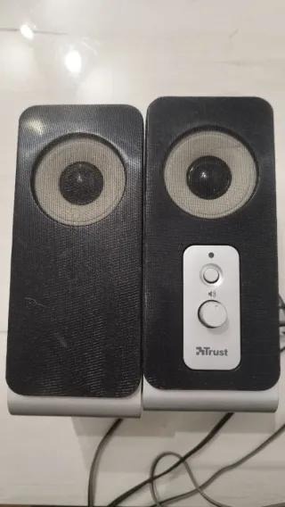 Altavoces Trust Negro y Plata