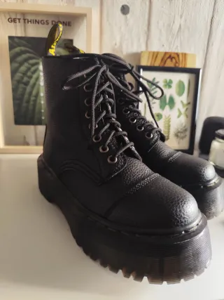 Stivali in stile Dr. Martens neri con suola a piattaforma