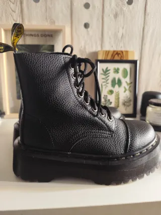 Stivali in stile Dr. Martens neri con suola a piattaforma
