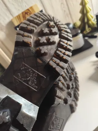 Stivali in stile Dr. Martens neri con suola a piattaforma