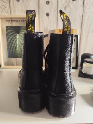 Stivali in stile Dr. Martens neri con suola a piattaforma