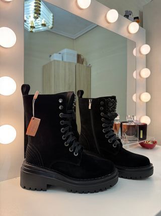 Botines Alma en Pena ante negro