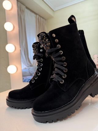 Botines Alma en Pena ante negro