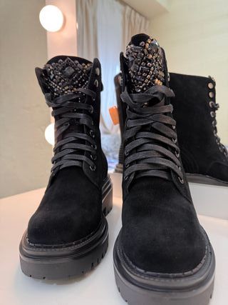 Botines Alma en Pena ante negro