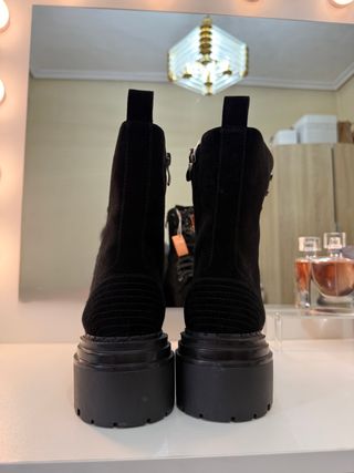 Botines Alma en Pena ante negro