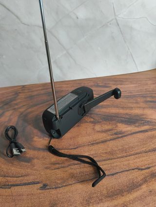 Radio de emergencia con linterna carga manual