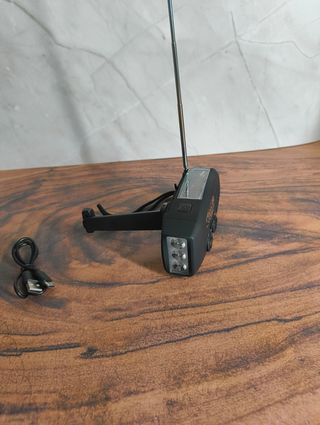 Radio de emergencia con linterna carga manual