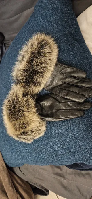 Guanti in morbida pelle nera con pelliccia