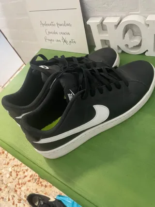 Zapatillas Nike Negras y Blancas tengo dos