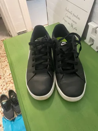 Zapatillas Nike Negras y Blancas tengo dos