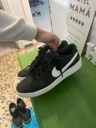 Zapatillas Nike Negras y Blancas tengo dos
