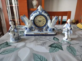 Reloj de cerámica con figuras de palomas