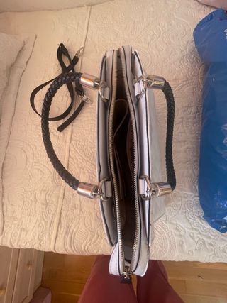 Bolso Guess blanco con flores negras bordadas