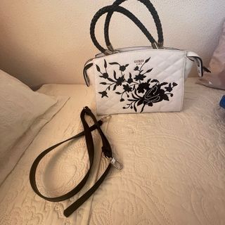 Bolso Guess blanco con flores negras bordadas