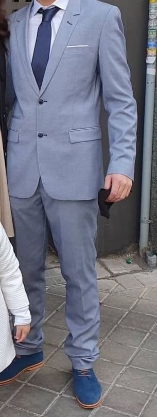 Traje de hombre azul y gris