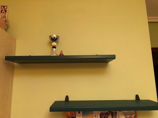 Estanterías de madera y plástico