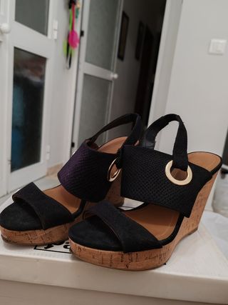 Sandalias de cuña negras con detalles dorados