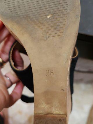 Sandalias de cuña negras con detalles dorados