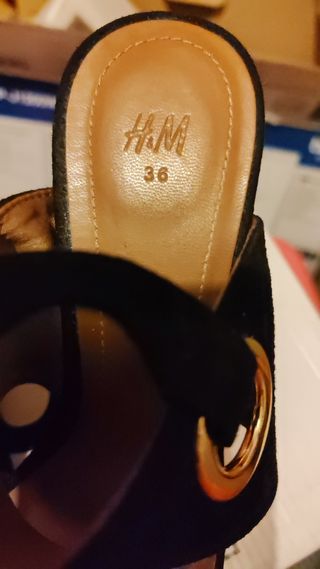 Sandalias de cuña negras con detalles dorados