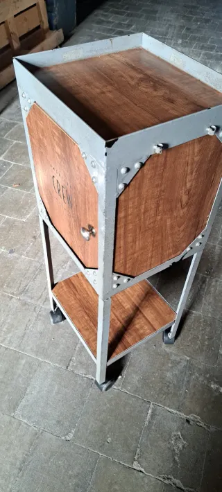 Mesa auxiliar vintage madera y metal con ruedas.