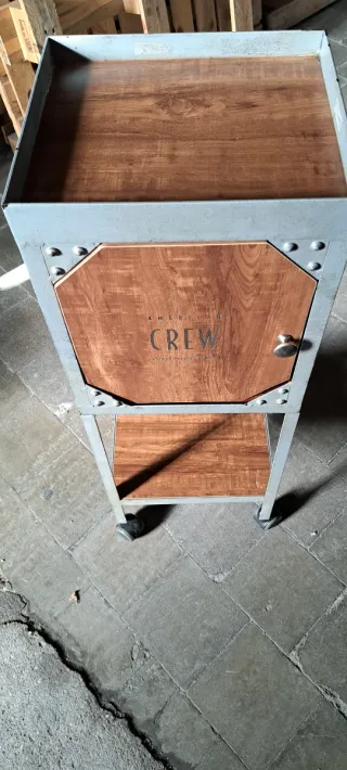 Mesa auxiliar vintage madera y metal con ruedas.